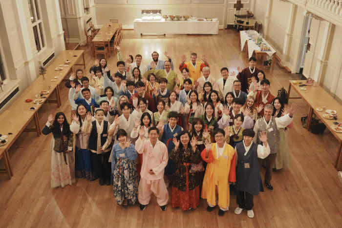 사진 2 케임브리지 한국의 날 스탠딩 포멀 디너 모습 (1).JPG