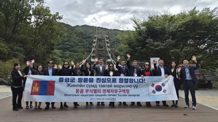 증평군) 몽골 경제자유구역청 관계자 증평 방문 명상구름다리 앞에서 단체사진.jpg