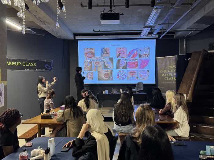 '찾아가는 K-뷰티 메이크업 클래스' 모습_주영한국문화원 제공.jpg