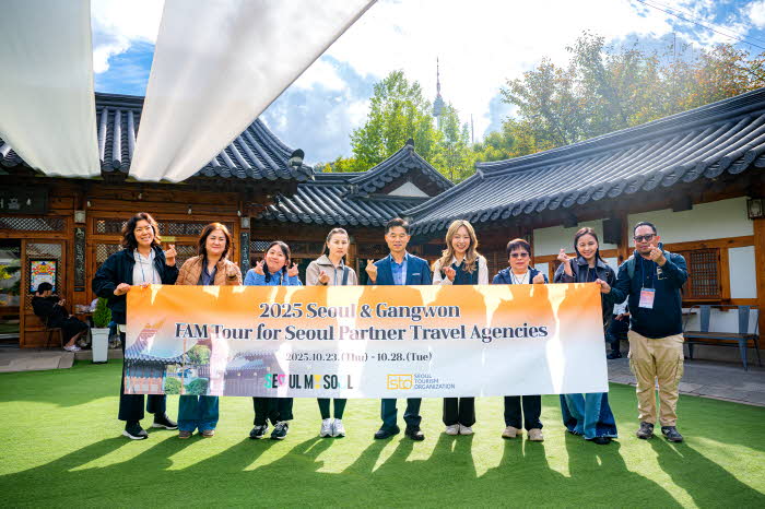 (사진1) 아시아 핵심여행사 관계자들이 팸투어의 일환으로 남산국악당을 방문하고 있다.jpg