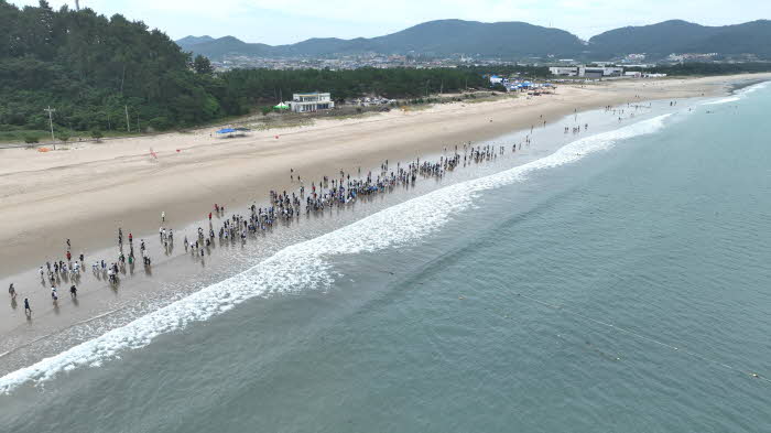 사진은 지난 7월 열린 '2025 해양치유 전국 맨발 걷기 축제'.JPG