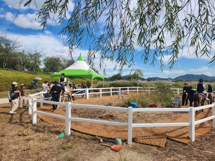 1 순천만국가정원 내 스페이스브릿지 하부 동천변에서 진행된 도심승마체험.jpg