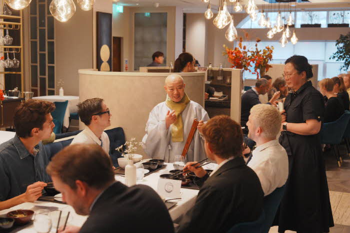 방문객과 대화하는 정관스님 모습.JPG