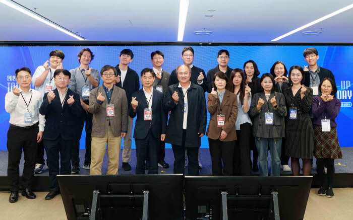 (대표사진) 서울 관광스타트업 데모데이 참석자들이 단체 사진 촬영에 참여하고 있다..jpg