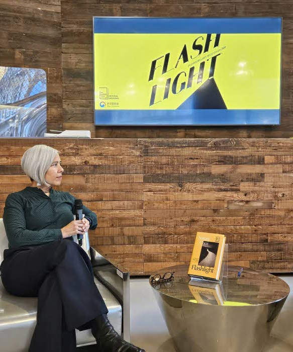 주영한국문화원 특별문학대담에서 발언하는 수전최_주영한국문화원 제고.jpg