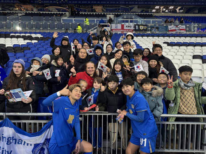 주영한국문화원 주최 여자축구 응원전 모습.jpg