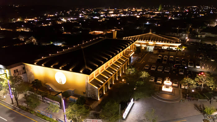3-1. 경주 서라벌문화회관 외벽에 설치된 야간경관조명이 황리단길 일대 야간 경관과 함께 밝게 빛나고 있다.jpg