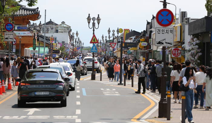 1-2. 경주 황리단길을 찾은 관광객들로 거리가 북적이고 있다 (1).JPG