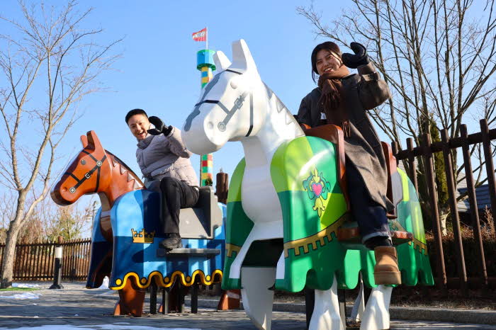[사진] 레고랜드 붉은 말의 해 기념해 말띠 방문객 1+1 프로모션 시작.JPG