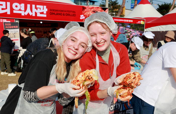 괴산김장축제 외국인 김장체험 (2).jpg