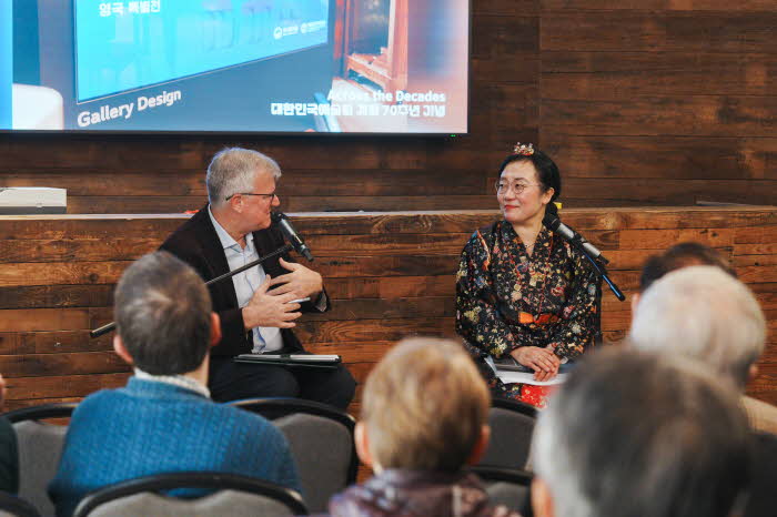 선승혜 주영한국문화원장과 사이먼 스미스 전 주한영국대사 대담 모습.jpg