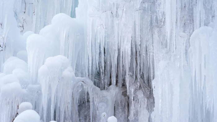 chuncheon_gugok_falls_ice_wall_winter.jpg.jpg
