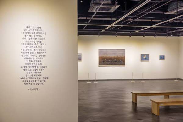 8 그림책도서관 2층 기획전시장에서는 이우만 작가의 ‘새를 만나고 그리다’ 전시가 열리고 있다.jpg