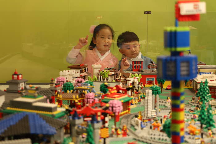 [사진4] 고운 한복 입고 만난 레고 세상.JPG