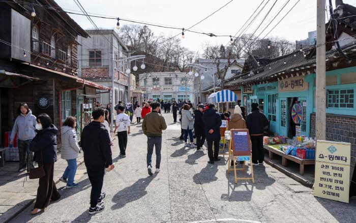 1 설 연휴 관람객들이 순천 드라마촬영장을 찾아 달동네 세트장을 둘러보고 있다.jpg