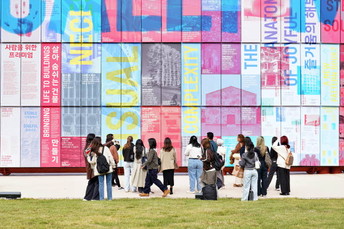 (사진1)  2025년 서울 예술관광 시범코스에 참여한 외국인 관광객들이 서울도시건축비엔날레 도슨트 투어에 참여하고 있다. (1).JPG