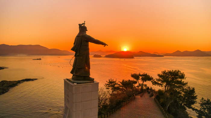 3. 26. - 통영시 이순신 장군 주제 지역 디지털 콘텐츠 공모 최종 선정 1(이순신 동상).jpg