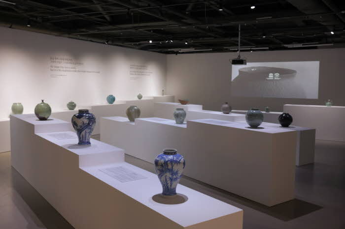 1. 이천 그리고 그 너머 도예전 전시장 모습_주영한국문화원 제공.jpg