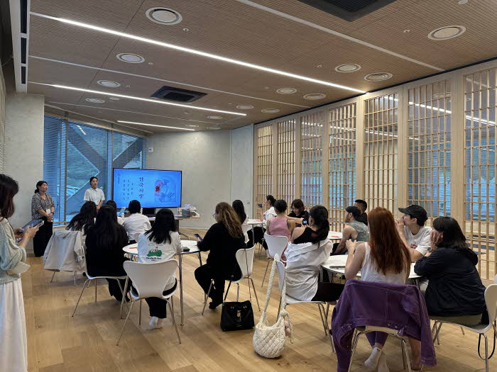 (하이원리조트) 외국인 웰니스 프로그램 '한국의 향' 진행 사진.jpg