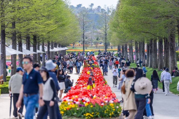 1 봄철 순천만국가정원을 찾은 많은 관람객.jpg