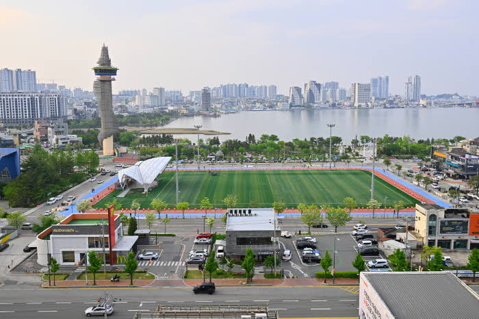 1. 잔디 교체공사 완료된 엑스포 잔디광장 (1).jpg
